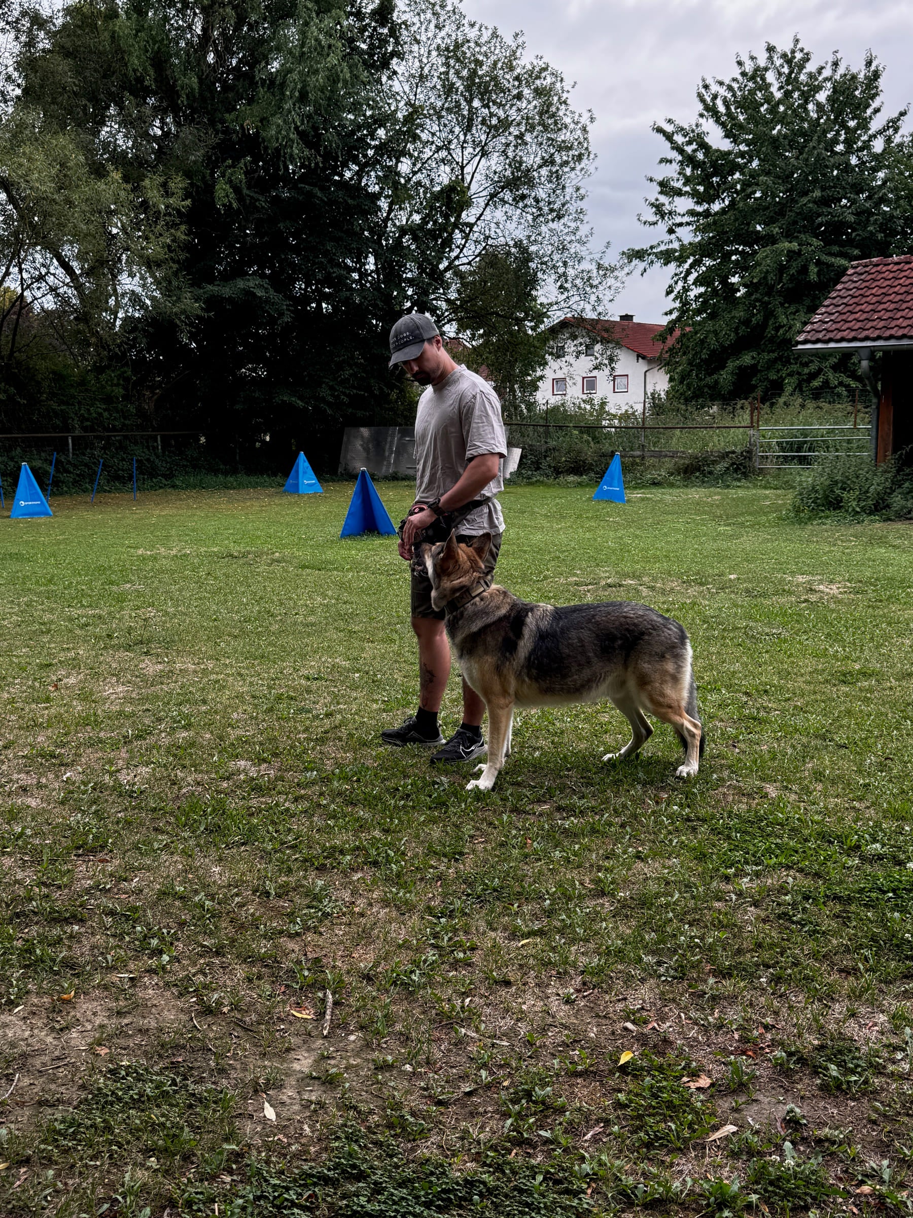 Michael und Milo auf dem Trainingsplatz, Milo steht neben Michael.