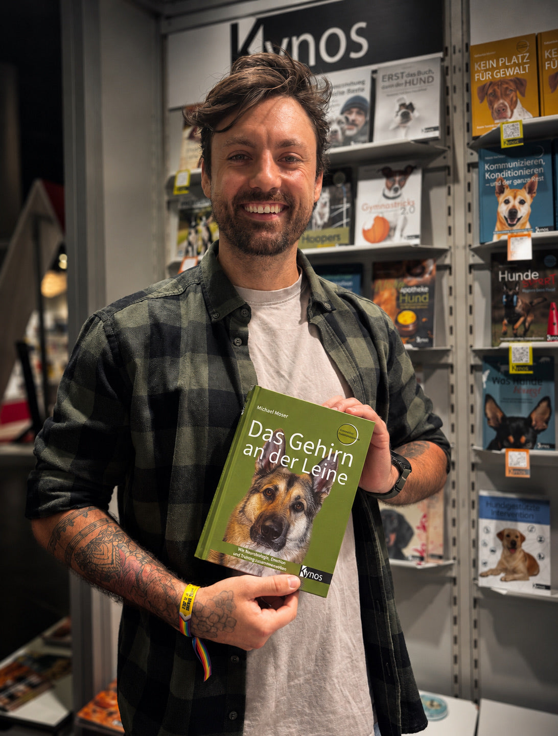 Michi Moser hält sein Buch Das Gehirn an der Leine am Kynos-Stand.