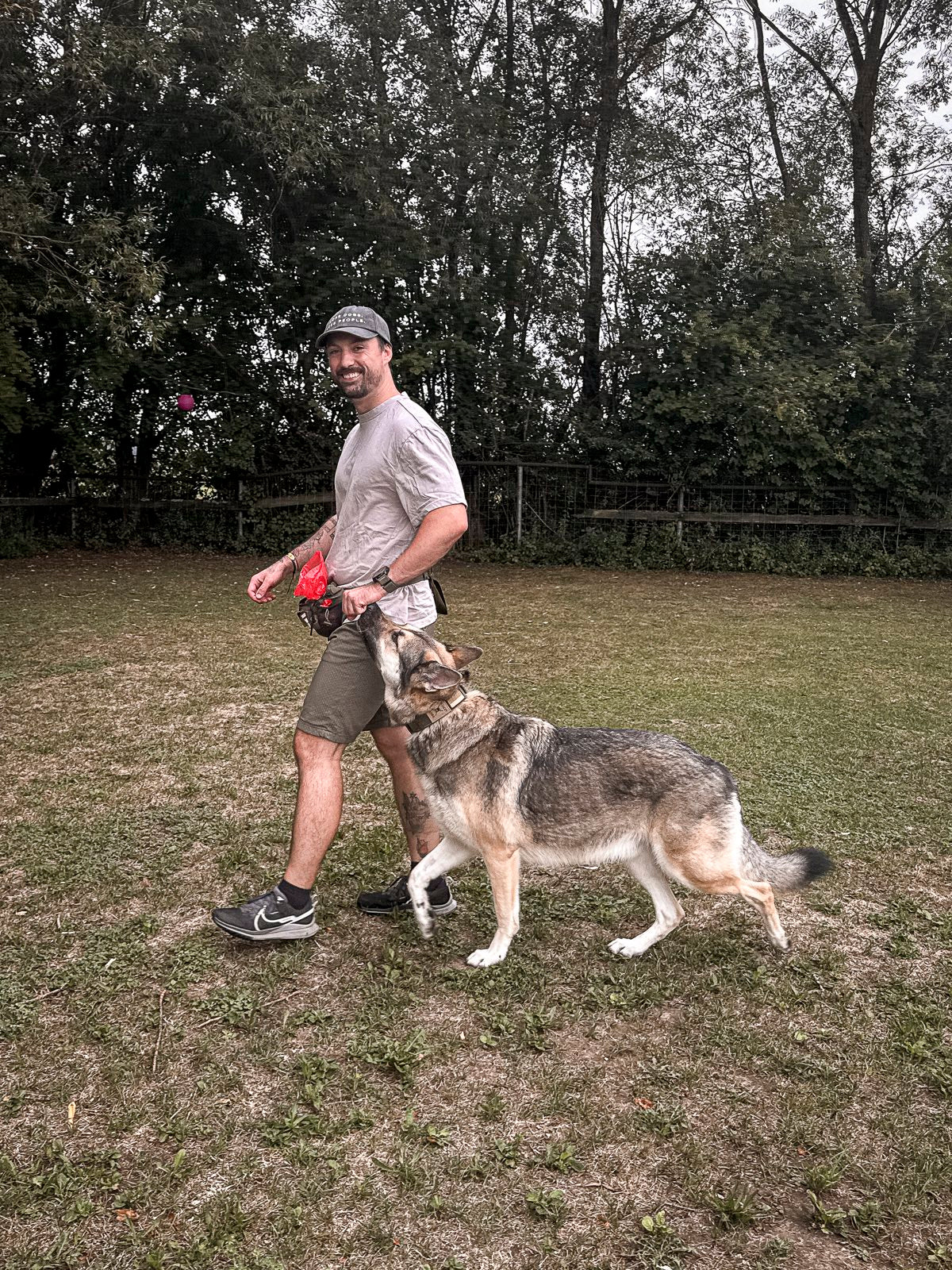 Michi und Milo bewegen sich gemeinsam über eine Trainingswiese.