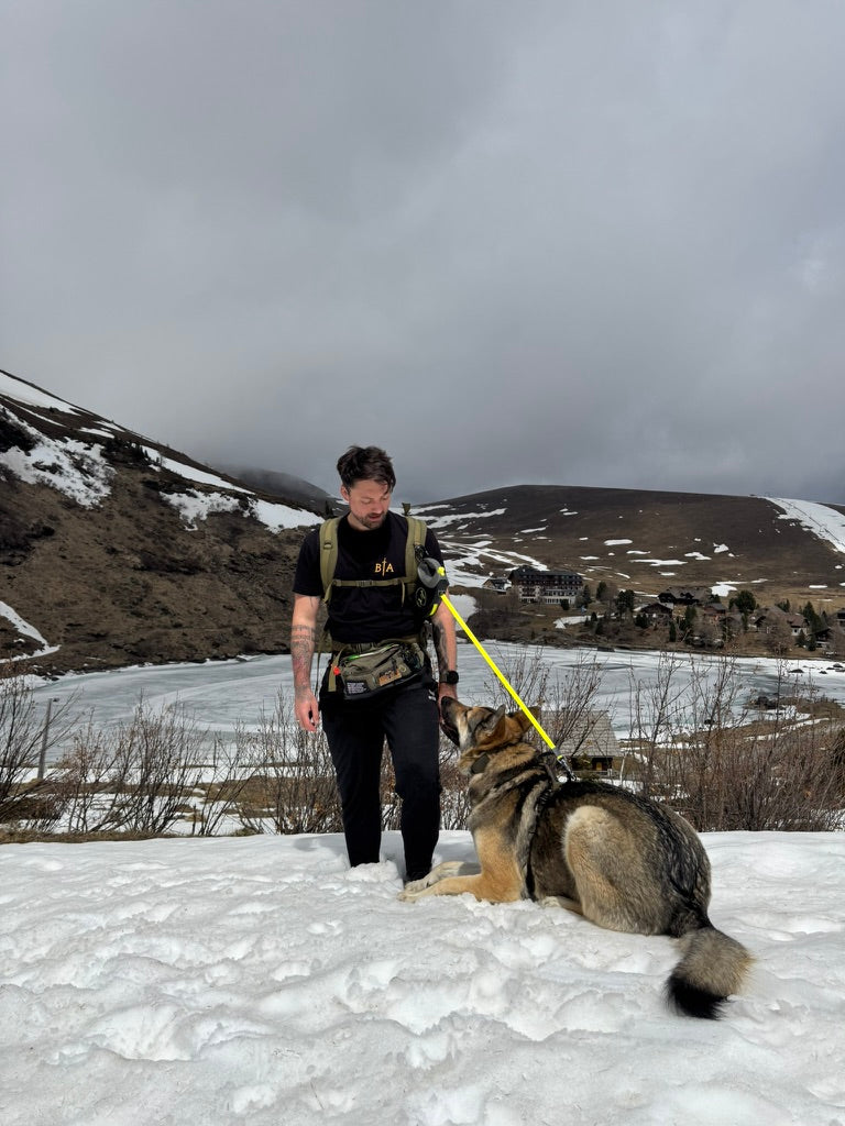 Michi und Milo gemeinsam in einer ruhigen Berglandschaft.