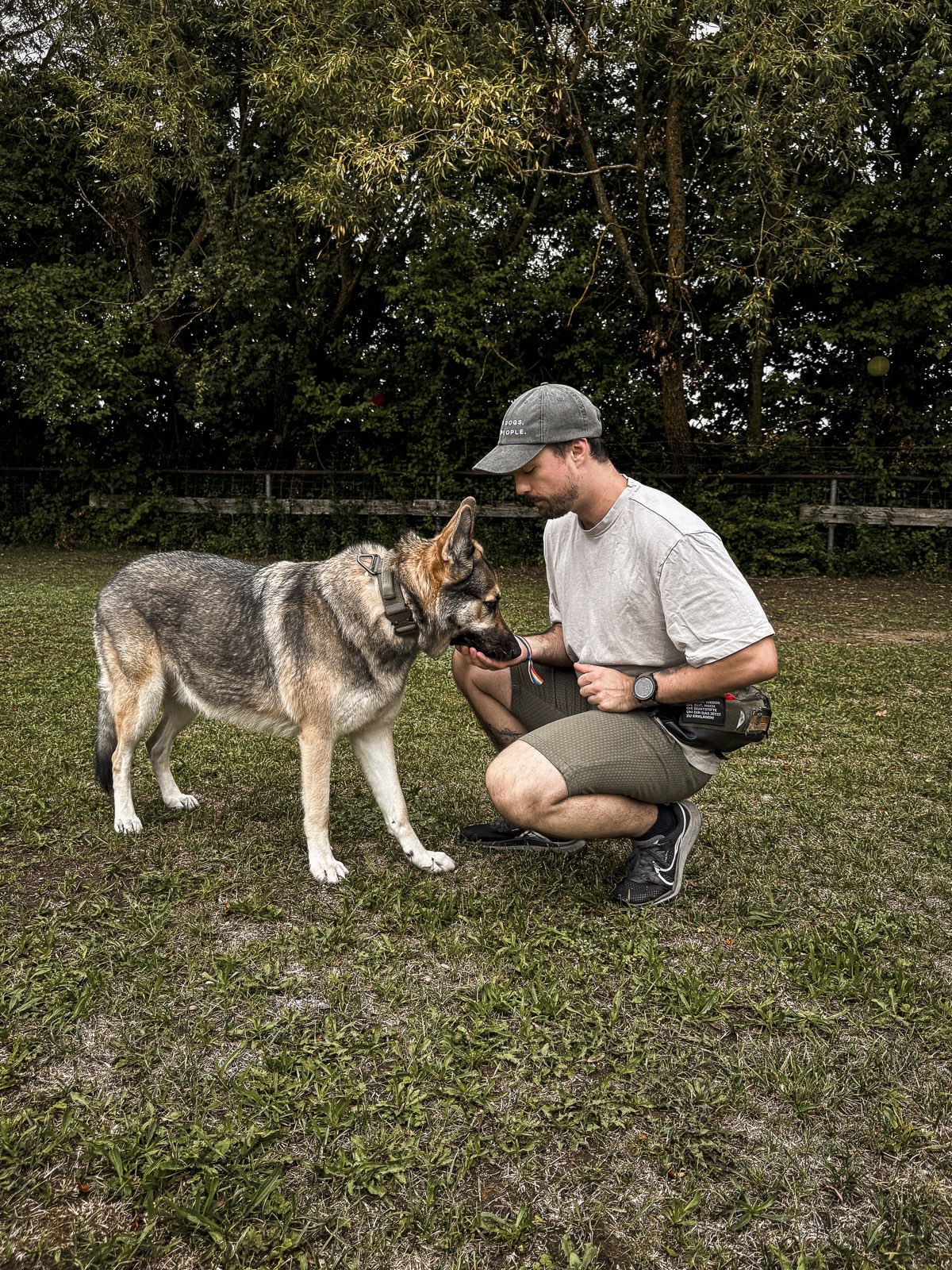 Michi und Milo in einer beobachtbaren Trainingssituation im Freien.